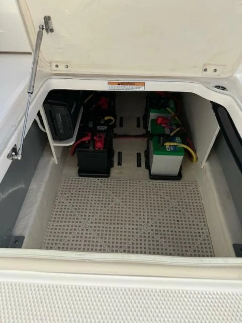 Slide: The Image of 2021 Robalo R317 - 5844074