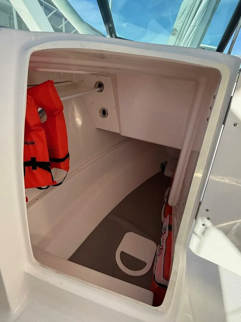 Slide: The Image of 2021 Robalo R317 - 5844072