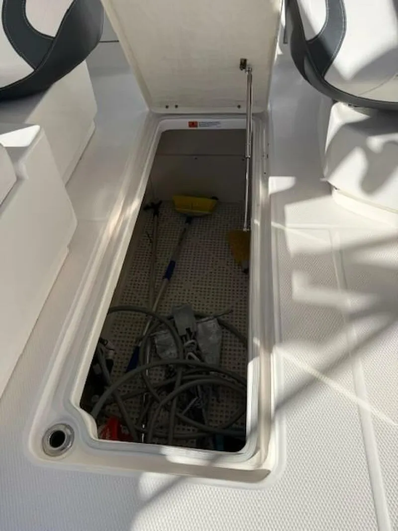 Slide: The Image of 2021 Robalo R317 - 5844075