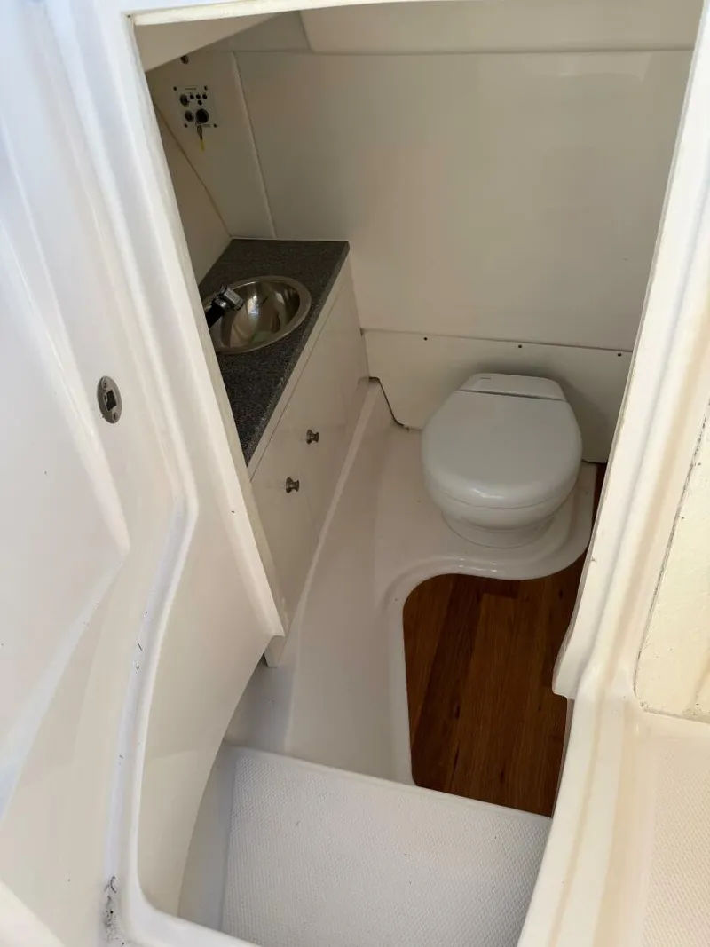 Slide: The Image of 2021 Robalo R317 - 5844069