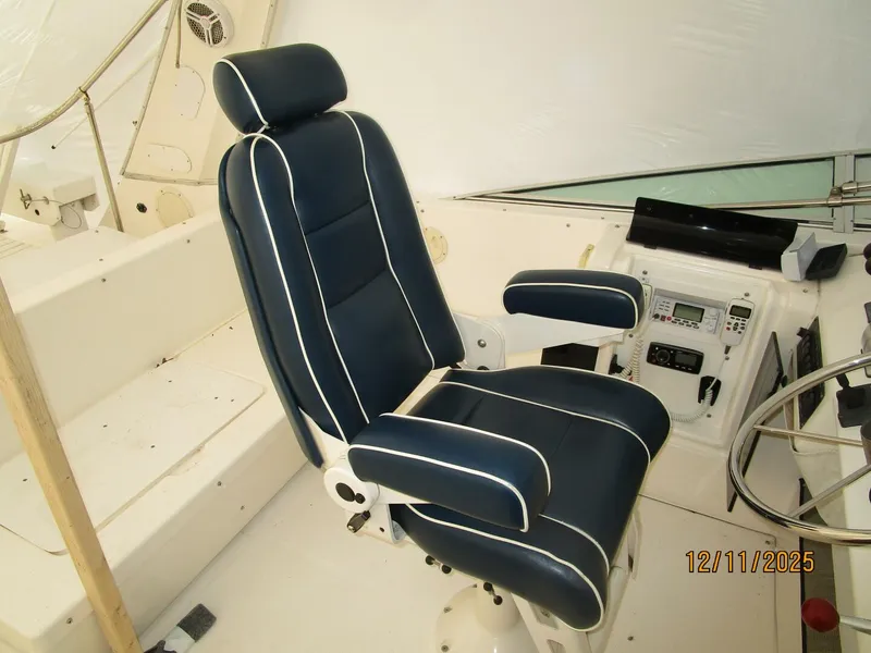 Slide: The Image of 47' Bayliner flybridge helmseat - 5852217
