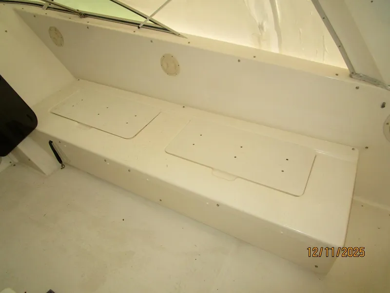 Slide: The Image of 47' Bayliner flybridge starboard seating - 5852221