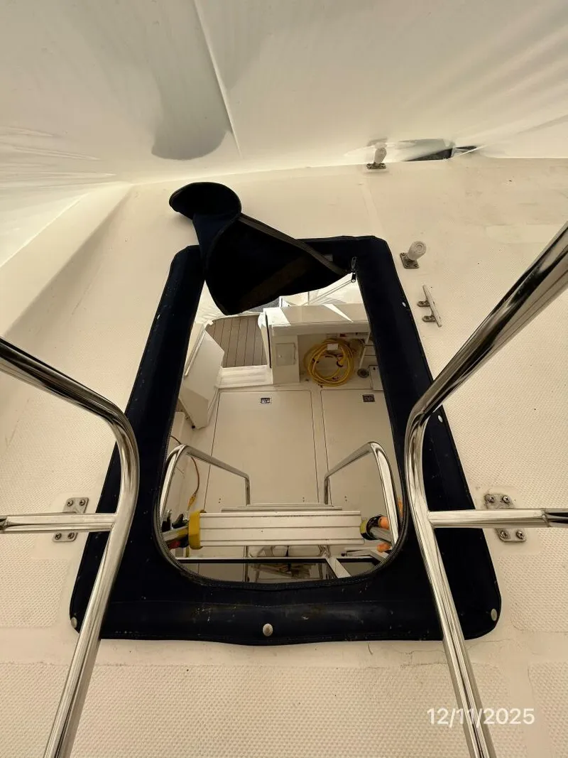 Slide: The Image of 47' Bayliner flybridge-aftdeck ladder - 5852222