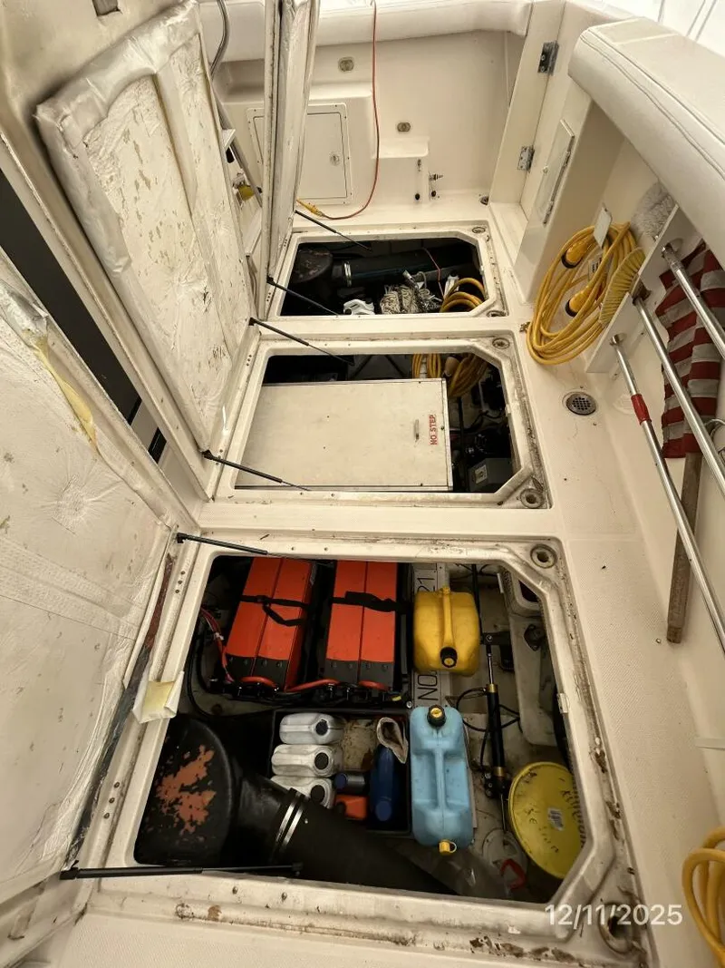 Slide: The Image of 47' Bayliner lazarette access - 5852234