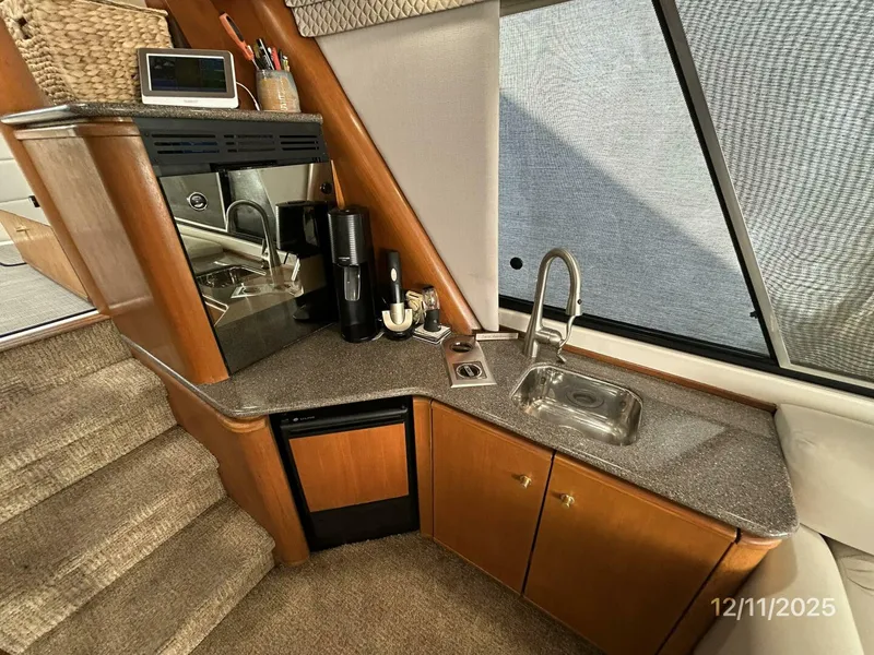 Slide: The Image of 47' Bayliner salon starboard forward - 5852263