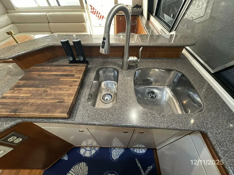 Slide: The Image of 47' Bayliner galley sinks - 5852231