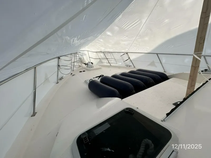 Slide: The Image of 47' Bayliner foredeck2 - 5852225