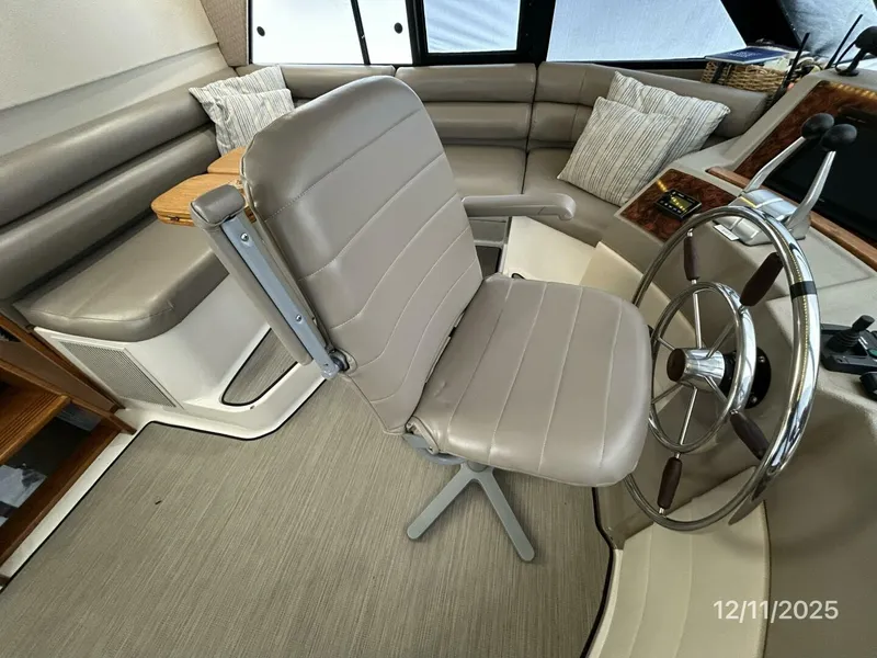 Slide: The Image of 47' Bayliner pilothouse helmseat - 5852245