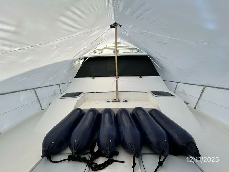 Slide: The Image of 47' Bayliner foredeck aft - 5852223
