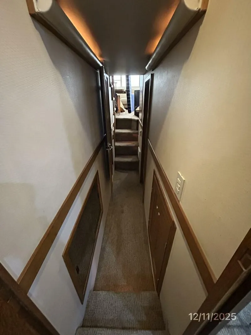 Slide: The Image of 47' Bayliner companionway aft - 5852207