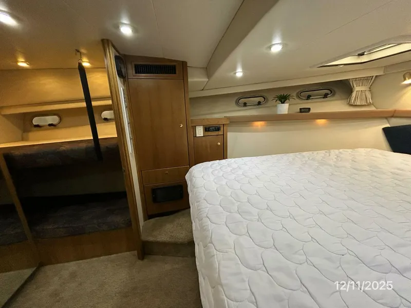Slide: The Image of 47' Bayliner master stateroom port - 5852238