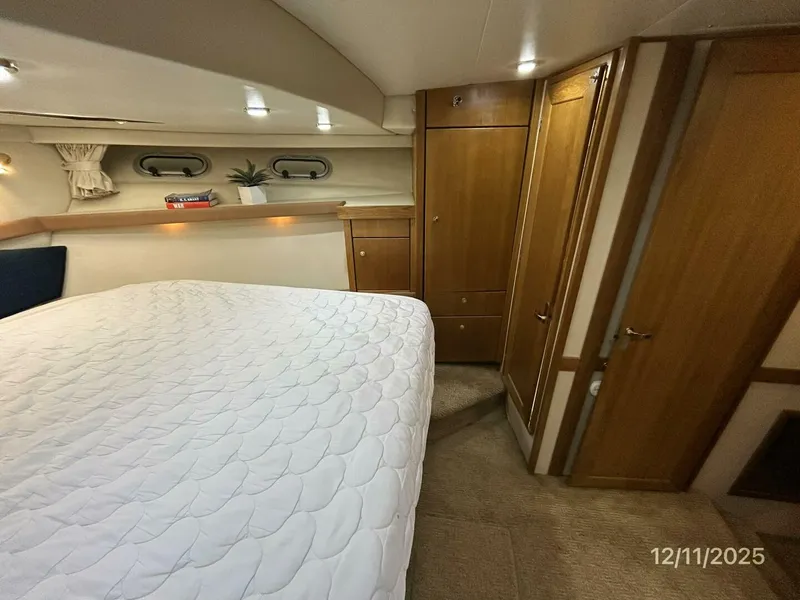 Slide: The Image of 47' Bayliner master stateroom starboard - 5852239