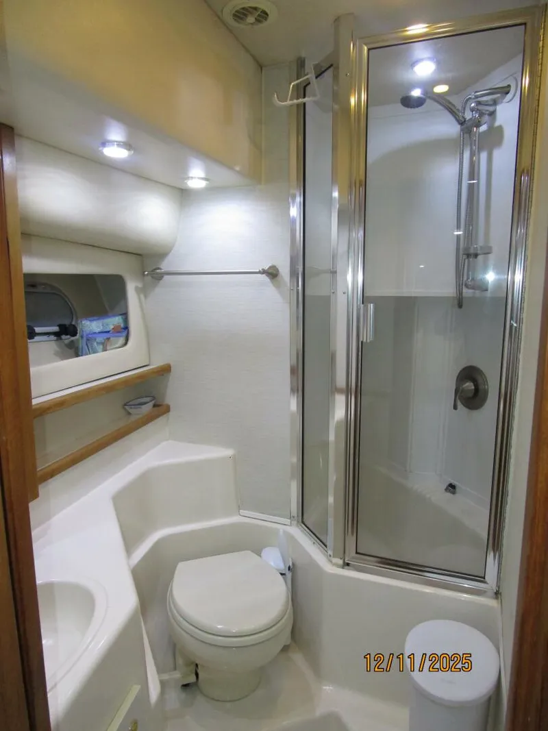 Slide: The Image of 47' Bayliner master stateroom head - 5852236