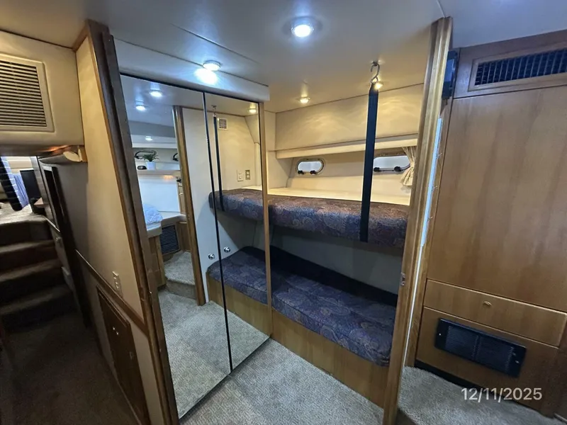 Slide: The Image of 47' Bayliner port forward stateroom - 5852253
