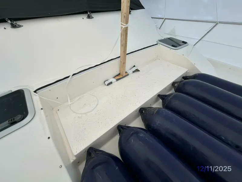 Slide: The Image of 47' Bayliner foredeck seating - 5852226