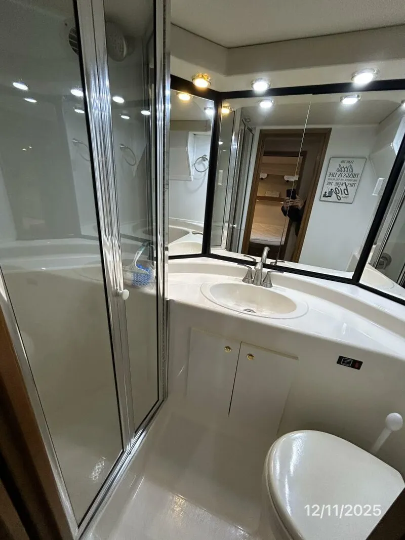 Slide: The Image of 47' Bayliner guest head - 5852233