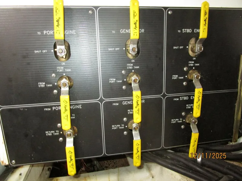 Slide: The Image of 47' Bayliner fuel manifold - 5852227