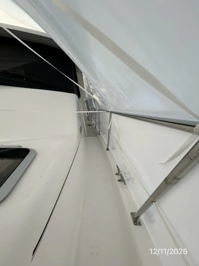 Slide: The Image of 47' Bayliner port side deck - 5852258