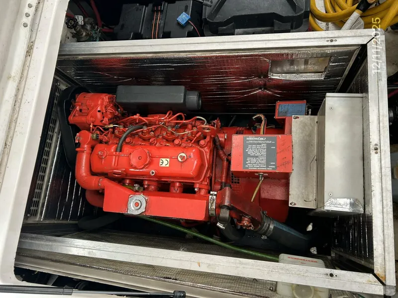 Slide: The Image of 47' Bayliner generator - 5852232