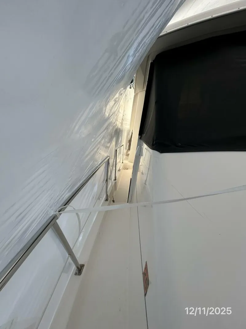 Slide: The Image of 47' Bayliner starboard side deck - 5852271