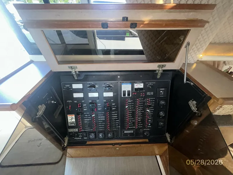 Slide: The Image of 47' Bayliner electrical panel - 6300374