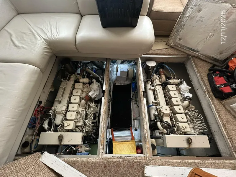 Slide: The Image of 47' Bayliner generator - 5852232