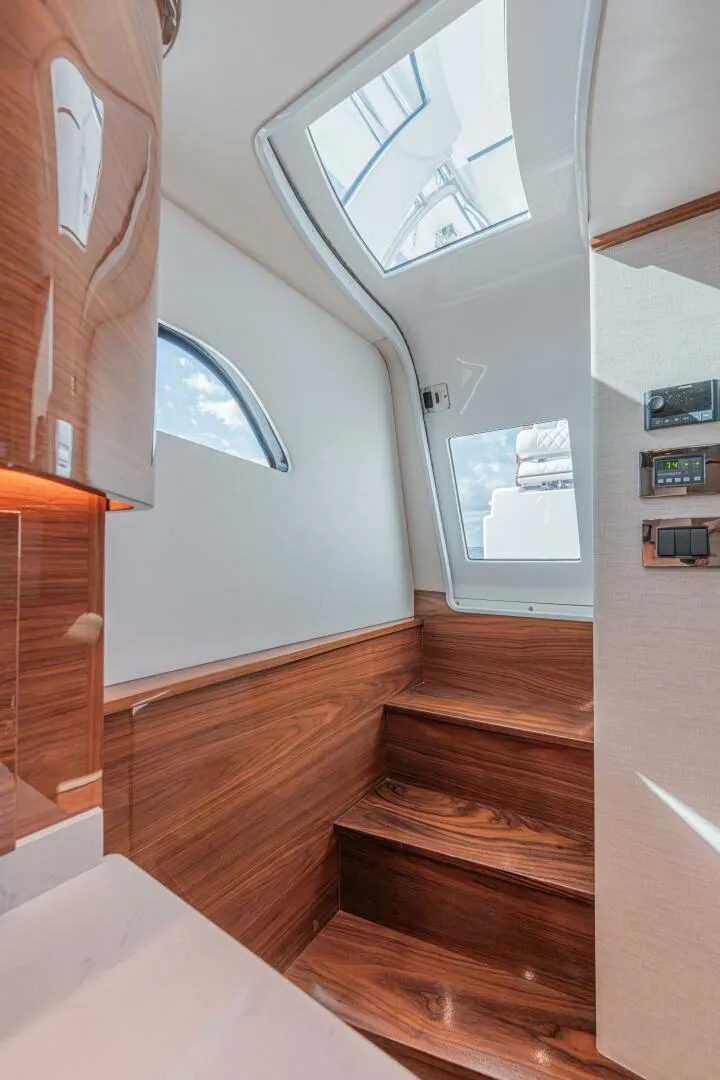 Slide: The Image of 2024 Valhalla V-55 - 5846143