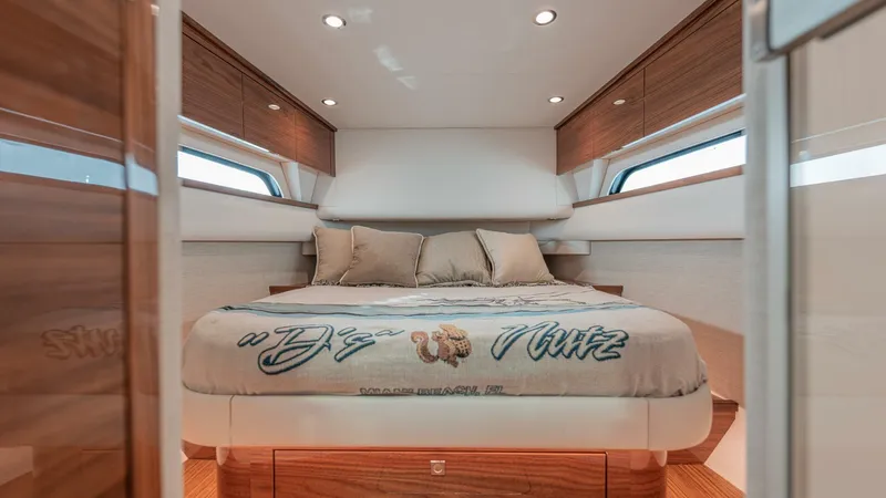 Slide: The Image of 2024 Valhalla V-55 - 5846151