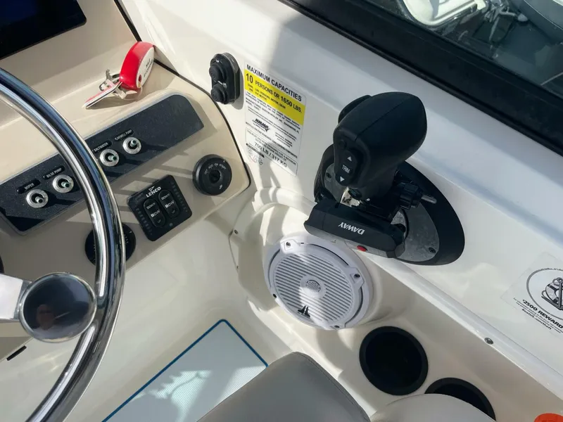 Slide: The Image of Boston Whaler 230 Vantage 2015 - 5850723