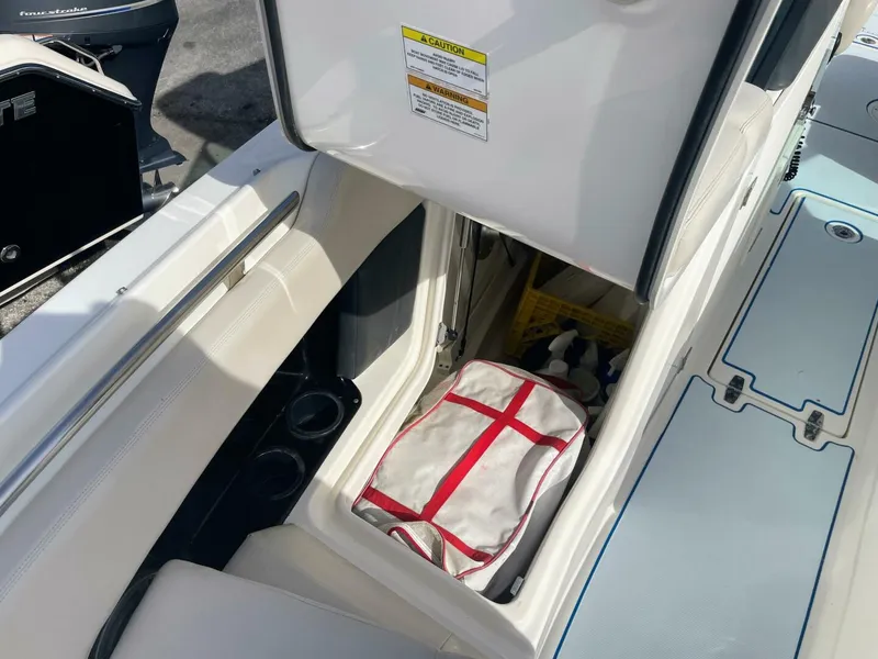 Slide: The Image of Boston Whaler 230 Vantage 2015 - 5850735