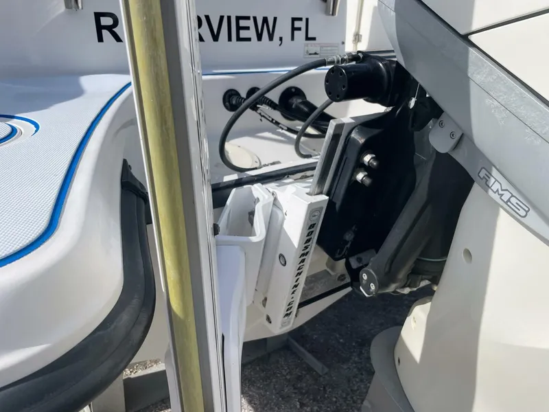 Slide: The Image of Boston Whaler 230 Vantage 2015 - 5850693