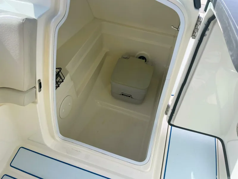 Slide: The Image of Boston Whaler 230 Vantage 2015 - 5850745