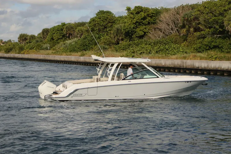 Slide: The Image of Boston Whaler 320 Vantage 2021 - 5851233
