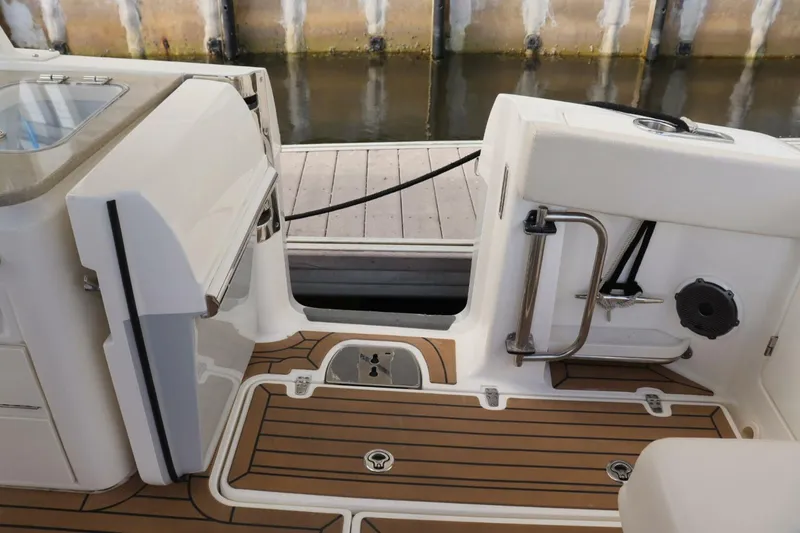Slide: The Image of Boston Whaler 320 Vantage 2021 - 5851244