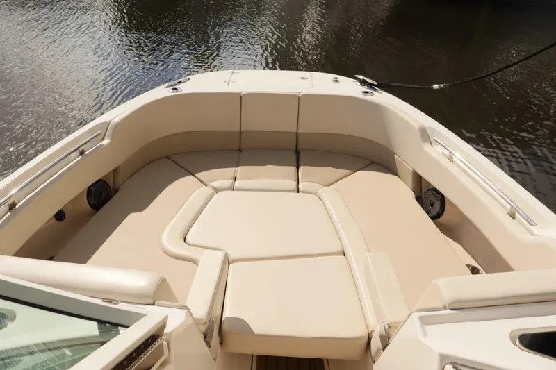 Slide: The Image of Boston Whaler 320 Vantage 2021 - 5851245