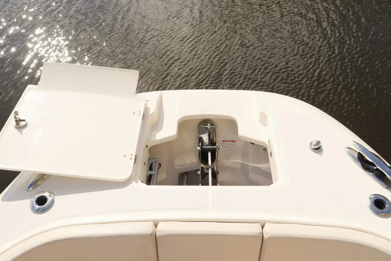 Slide: The Image of Boston Whaler 320 Vantage 2021 - 5851246