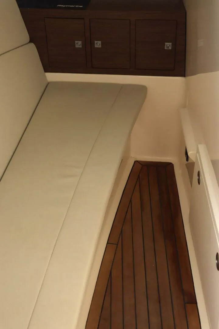 Slide: The Image of Boston Whaler 320 Vantage 2021 - 5851249