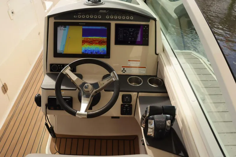 Slide: The Image of Boston Whaler 320 Vantage 2021 - 5851251