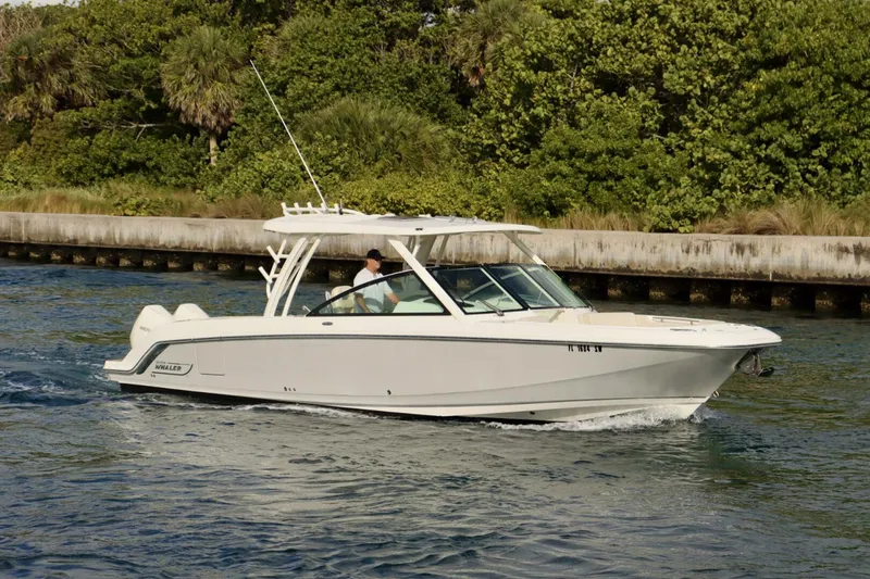 Slide: The Image of Boston Whaler 320 Vantage 2021 - 5851235