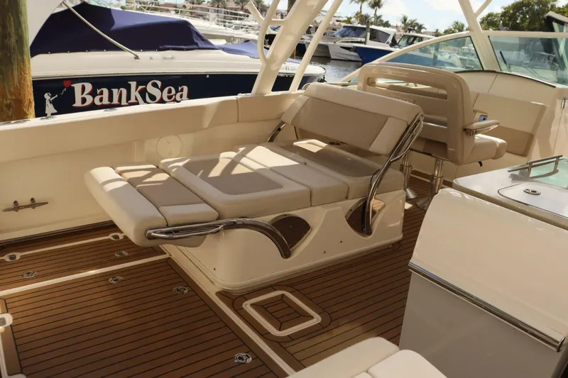 Slide: The Image of Boston Whaler 320 Vantage 2021 - 5851241