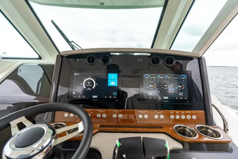 Slide: The Image of Tiara 34 LS 2024 - 5851899