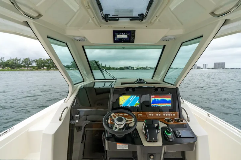 Slide: The Image of Tiara 34 LS 2024 - 5851901