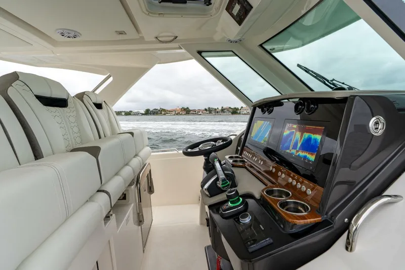 Slide: The Image of Tiara 34 LS 2024 - 5851902