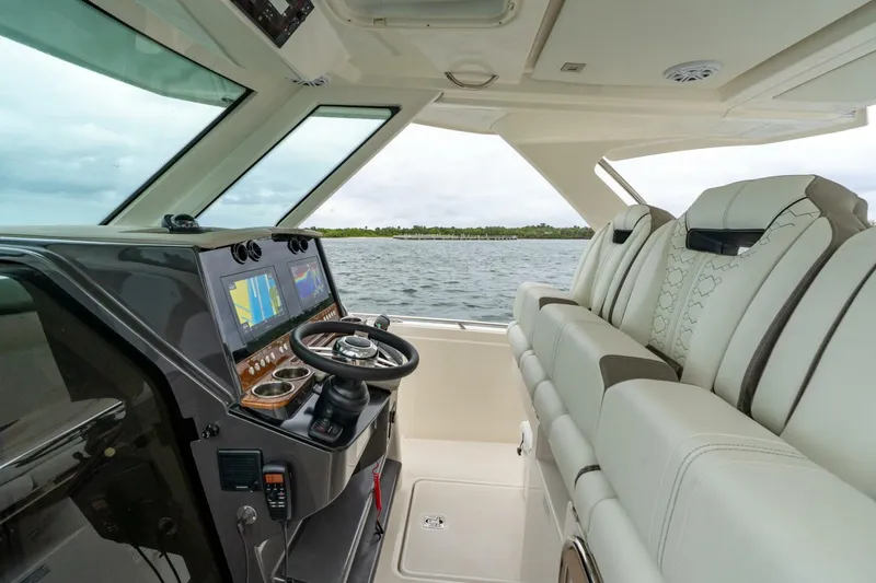 Slide: The Image of Tiara 34 LS 2024 - 5851903