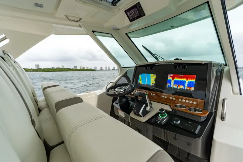 Slide: The Image of Tiara 34 LS 2024 - 5851896