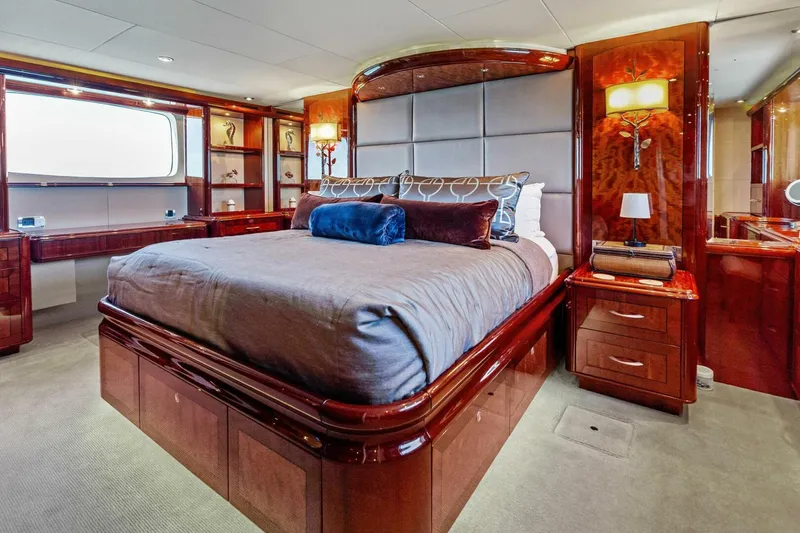 Slide: The Image of 2005 Lazzara Yachts 80 'Summerwind' - Master Stateroom - 5856248