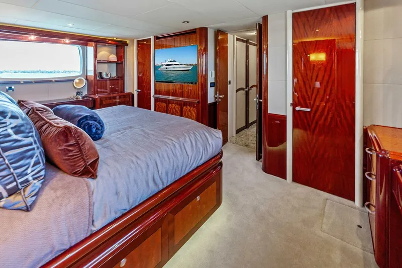 Slide: The Image of 2005 Lazzara Yachts 80 'Summerwind' - Master Stateroom - 5856247