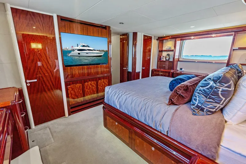 Slide: The Image of 2005 Lazzara Yachts 80 'Summerwind' - Master Stateroom - 5856246