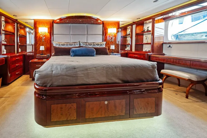 Slide: The Image of 2005 Lazzara Yachts 80 'Summerwind' - Master Stateroom - 5856303