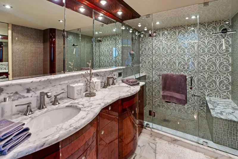 Slide: The Image of 2005 Lazzara Yachts 80 'Summerwind' - Master Head - 5856249